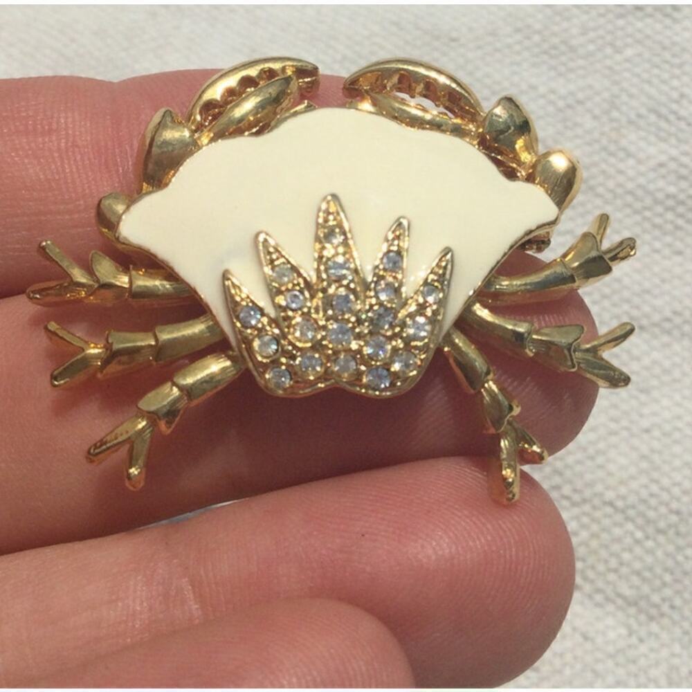 Crab brooch gold white pin marine aquatic crustacean classic rhinestone enamel
